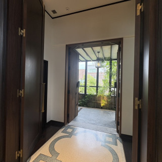 入場する扉です。重厚感があります。