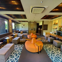 ゲスト待合室のソファーや小物のデザインが良い。