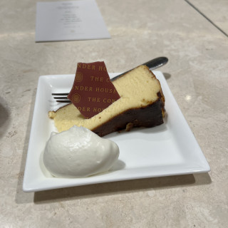 コンダーハウスレストランで人気のバスクチーズケーキ。
