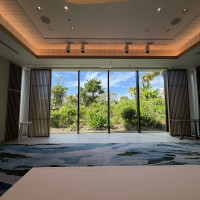 緑が見える披露宴会場