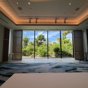 緑が見える披露宴会場|773579さんの宮古島チャペル/アールイズ・ウエディングの写真(2570506)