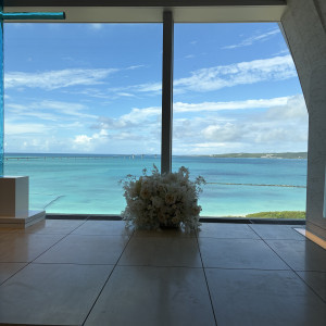 チャペルの座席に座った目線|773579さんの宮古島チャペル/アールイズ・ウエディングの写真(2570501)