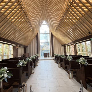 木の温かみが感じられる、おしゃれな挙式会場です。