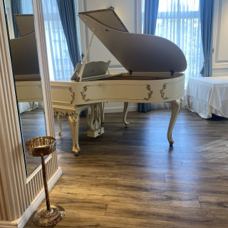 披露宴会場にある素敵なグランドピアノ