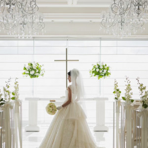 大きな窓から自然光が差し込み、海と空に包まれた明るいチャペル|773608さんのホテル ラ・スイート神戸ハーバーランドの写真(2550441)