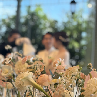 自然光と装花と外のグリーンが映える、素敵な会場でした!