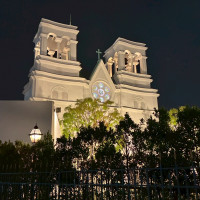 夜の外観です。