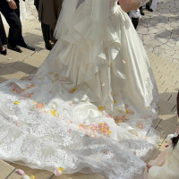 挙式後外階段でフラワーシャワーをしました。