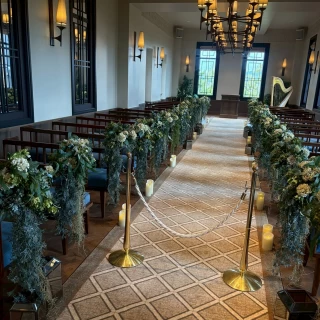 緑に囲まれたオシャレな式場。