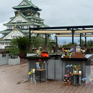 屋上から大阪城が見える。