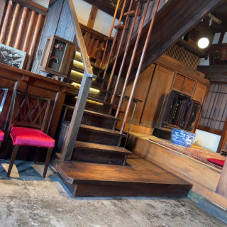 木造で歴史ある佇まいのロビー