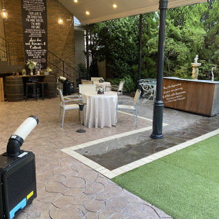 雨の日ガーデンのこの屋根の下で過ごせる。スイーツビュッフェも