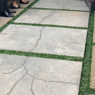 フラワーシャワーを実施する中庭の足元