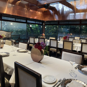 吹き抜けでとても開放感のある披露宴会場|773702さんのアカガネリゾート京都東山(AKAGANE RESORT KYOTO HIGASHIYAMA)の写真(2550659)