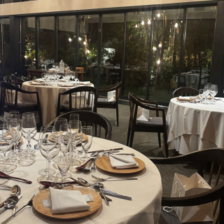 横型で、ゲストとの距離が近いです