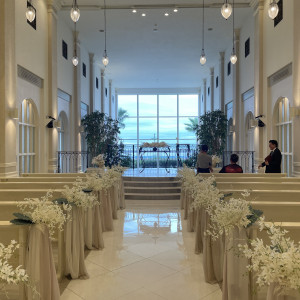 挙式をする場所で光が差し水平線の海が見える。|773754さんのアイネス ヴィラノッツェ オーシャンポートサイド（クラウディアホールディングスグループ）の写真(2550976)