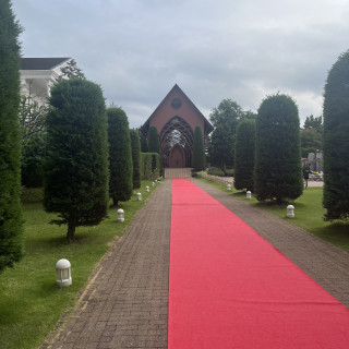 ガラスのチャペル前の長いレッドカーペット。雨天時はなし。