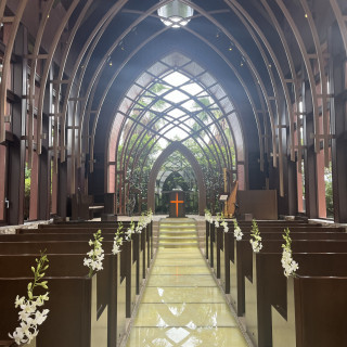 ガラスのチャペル入り口から。全体像。