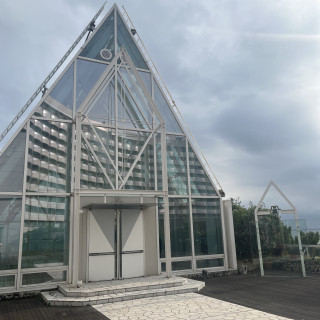 クリスタルのチャペル前。フラワーシャワーもできる。