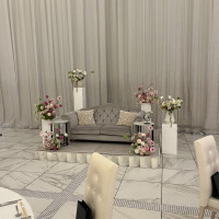 見学した際の披露宴会場の新郎新婦席です。