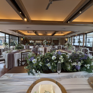 披露宴会場も自然な明るさで温かみがある