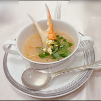 金粉をあしらったズワイ蟹のロワイヤル