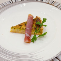 キッシュロレーヌと生ハムのブーケサラダ