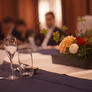 なるべく向かい合っている人たちの顔が見れるような高さの装花|773806さんの乃木神社・乃木會館の写真(2552609)