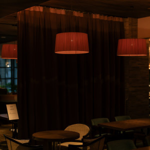 待合室はバーカウンターとレストランがあり、おしゃれな雰囲気で|773867さんのWITH THE STYLE FUKUOKA（ウィズ ザ スタイル フクオカ）の写真(2551369)