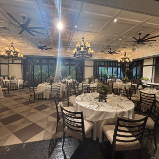 緑が見える披露宴会場