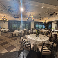 緑が見える披露宴会場