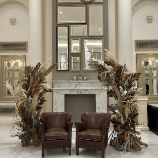 披露宴会場でのソファー席、席周りの装飾