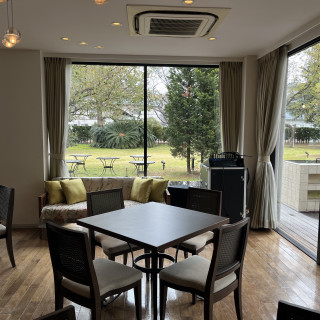 窓を開けるとガーデンとつながる空間に！