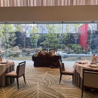 大きな窓から素敵なお庭が見えます。