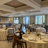 窓からは季節によって木々の色が変わるところが素敵です。