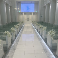 白を基調とした挙式会場です。