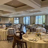 窓からは季節によって木々の色が変わるところが素敵です。