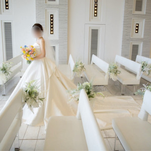 白を基調としたチャペル|773934さんのベイサイド迎賓館(松山)/テイクアンドギヴ・ニーズウェディングの写真(2554145)