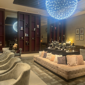 ゲストの待合室。大きな棚が扉になっておりサプライズ演出!|773934さんのマリベール スパイアの写真(2551731)