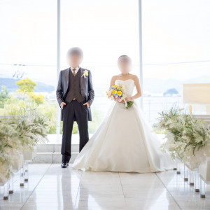 大きな窓で自然光がたくさん入ってくるチャペル|773934さんのベイサイド迎賓館(松山)/テイクアンドギヴ・ニーズウェディングの写真(2554142)