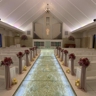 白い花びらがガラスの内側に敷き詰められた美しいチャペル