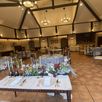 新郎新婦の背景にはガーデンが広がる明るい披露宴会場です！