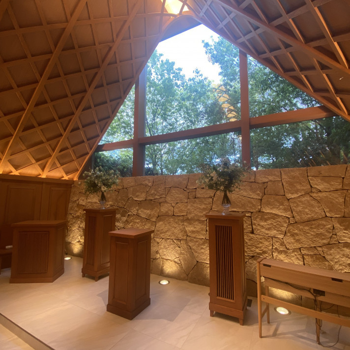 木と緑が見えて自然光の入るナチュラルな暖かい挙式会場です