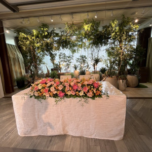 披露宴会場の新郎新婦テーブル|773948さんのTHE CLASSICA BAY RESORT (ザ クラシカ ベイリゾート)の写真(2551497)