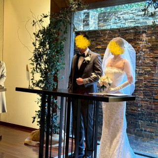 後ろは水が流れています