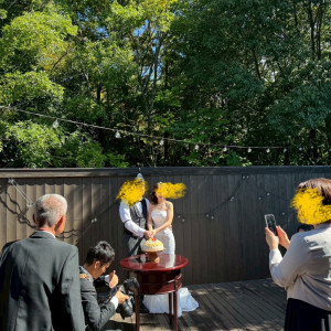 外でケーキ入刀できます|773986さんの川原町倶楽部 ラ・ルーナピエーナ 〈エルフラットグループ〉の写真(2551750)