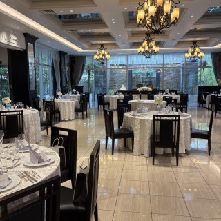 黒い椅子が映えるシックな雰囲気のお部屋