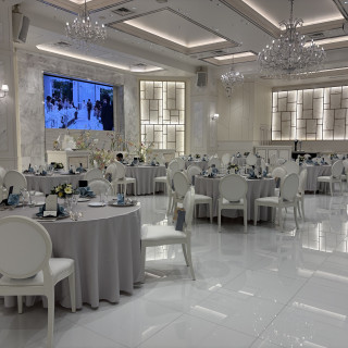 プロジェクションマッピングもできる白基調のお部屋