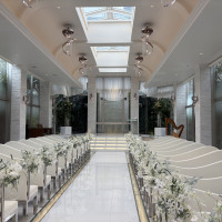 白基調と自然光の入るチャペル