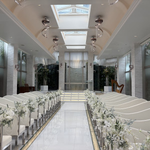 白基調と自然光の入るチャペル|774001さんのアルカンシエル南青山(アルカンシエルグループ)の写真(2551854)